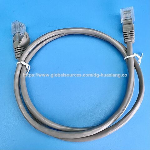 Cable de conexión Cat5e, diseño moderno y elegante. Garantiza la integridad de la señal y transmisión de alta velocidad - 1 metro de longitud. Ideal para redes empresariales.