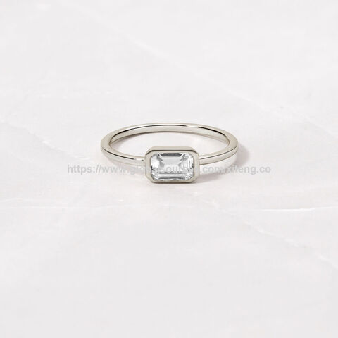Bague Rectangulaire avec Serti Lunette en Gros avec Faible MOQ, Bague de Fiançailles Taille Émeraude, Cadeau pour Elle, Personnalisation OEM/ODM