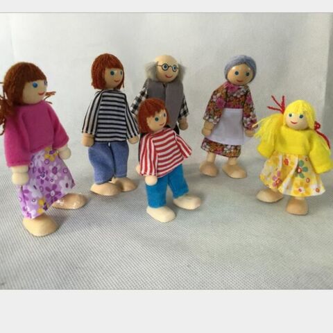 Familia de muñecos de madera de siete personas negras. Marioneta de madera con articulaciones móviles. Figura de muñeca para decoración