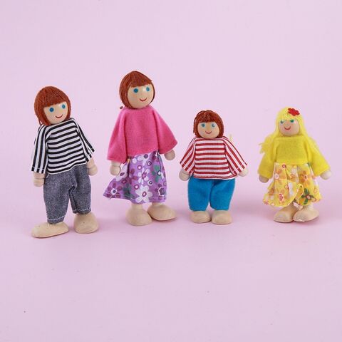 Familia de muñecos de madera de siete personas negras. Marioneta de madera con articulaciones móviles. Figura de muñeca para decoración