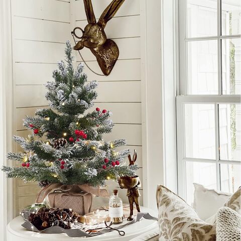 Mini Árbol de Navidad Artificial Blanco Nevado, Árbol de Navidad Pequeño de Mesa de 55 cm con Luces, Bayas Rojas y Pino