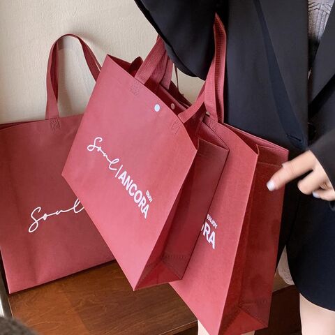 Großhandel Custom Light Weight Vliesstoff Tasche Shopping Kleidung Verpackung Non-Woven Tote Bag für Hand tragen