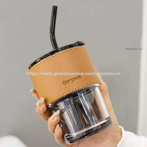 Fabrik Großhandel Kreativer, umweltfreundlicher Strohhalmbecher mit Deckel, transparente, bernsteinfarbene Tasse, tragbare Ledertasche, 450 ml, kundenspezifisches Logo