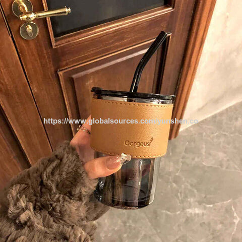 Fabrik Großhandel Kreativer, umweltfreundlicher Strohhalmbecher mit Deckel, transparente, bernsteinfarbene Tasse, tragbare Ledertasche, 450 ml, kundenspezifisches Logo
