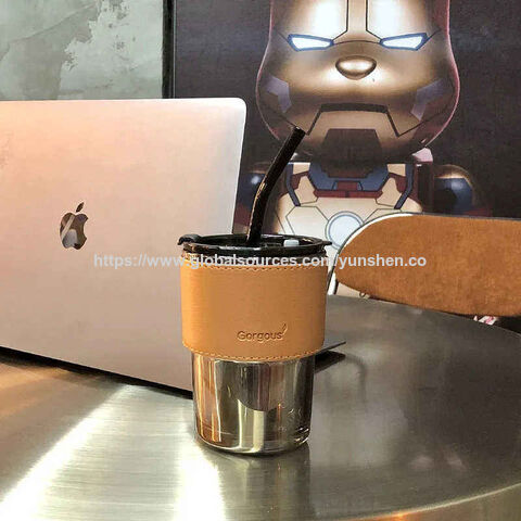 Fabrik Großhandel Kreativer, umweltfreundlicher Strohhalmbecher mit Deckel, transparente, bernsteinfarbene Tasse, tragbare Ledertasche, 450 ml, kundenspezifisches Logo