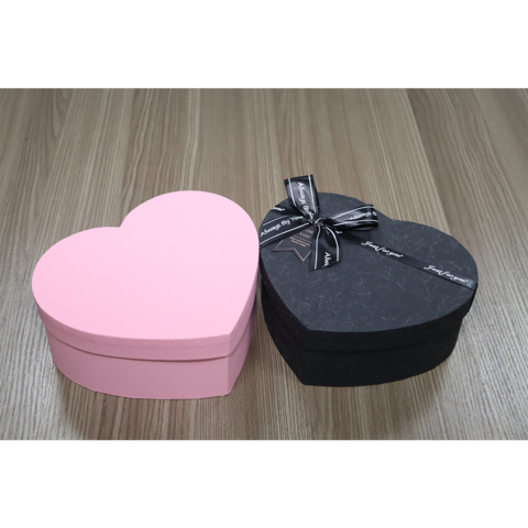 Boîte Cadeau Saint-Valentin Moderne avec Base et Couvercle en Forme de Cœur Noir, Remplissage en Raphia et Nœud Décoratif