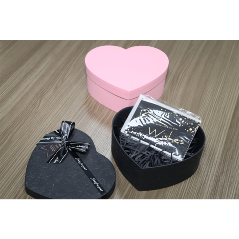 Boîte Cadeau Saint-Valentin Moderne avec Base et Couvercle en Forme de Cœur Noir, Remplissage en Raphia et Nœud Décoratif