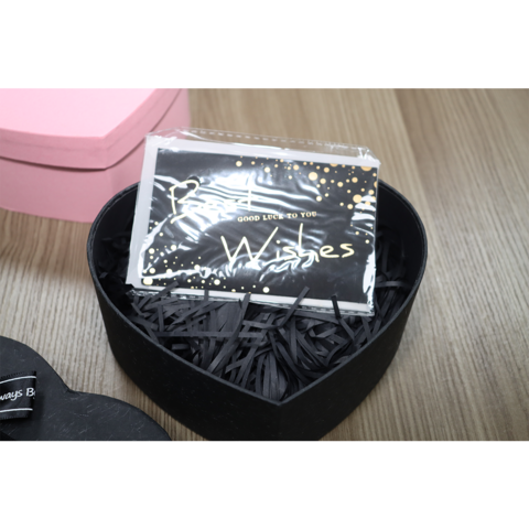 Boîte Cadeau Saint-Valentin Moderne avec Base et Couvercle en Forme de Cœur Noir, Remplissage en Raphia et Nœud Décoratif