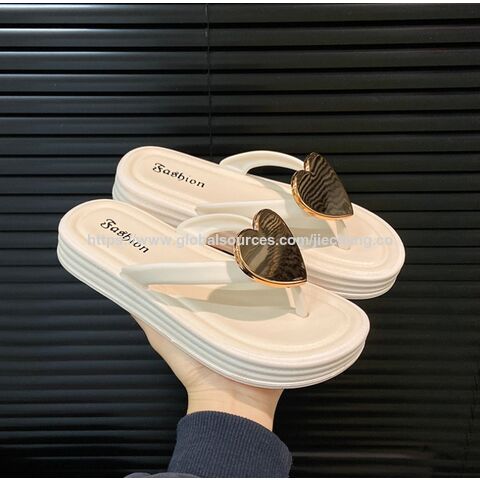Chinelos femininos com design de coração de pêssego, novos sapatos de praia ao ar livre, moda para meninas, chinelos de dedo com clipe
