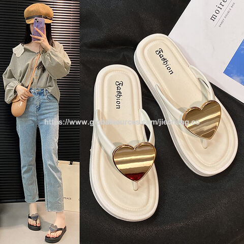 Chinelos femininos com design de coração de pêssego, novos sapatos de praia ao ar livre, moda para meninas, chinelos de dedo com clipe