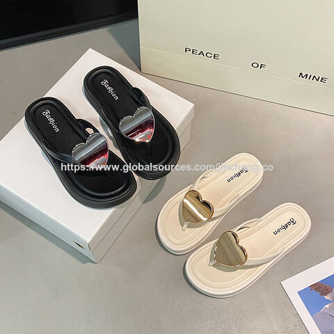 Chinelos femininos com design de coração de pêssego, novos sapatos de praia ao ar livre, moda para meninas, chinelos de dedo com clipe