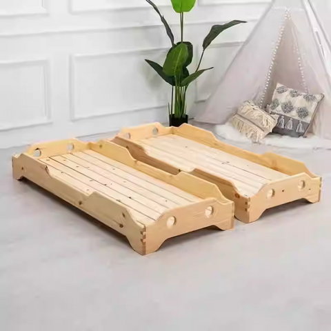 Ruhebetten für den Kindergarten: Robuste Holzkonstruktion. Kindersichere Höhe. Ideal für Kindertagesstätten.