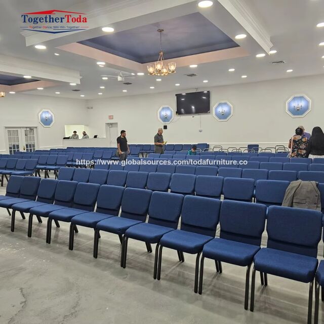Stapelweise moderne, wirtschaftliche, langlebige, stapelbare, weich gepolsterte Auditorium-, Konferenz-, Veranstaltungs- und Kirchenstühle
