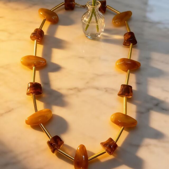 SISSLIA Élégant Collier Long Rétro en Résine Ambre, Bijoux Géométriques Perlés Faits Main pour Femmes, Accessoire de Déclaration Vintage Artistique