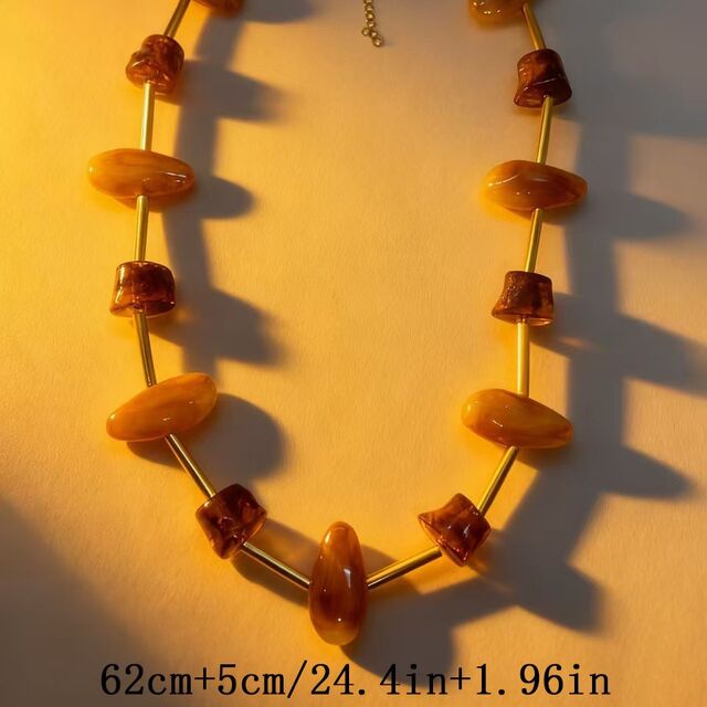 SISSLIA Élégant Collier Long Rétro en Résine Ambre, Bijoux Géométriques Perlés Faits Main pour Femmes, Accessoire de Déclaration Vintage Artistique