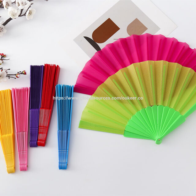 Vente en gros d'éventails pliables à main portables en tissu de couleur unie en plastique de 23 cm pour fournitures de spectacles de danse