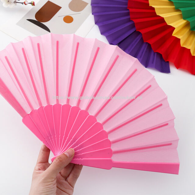 Vente en gros d'éventails pliables à main portables en tissu de couleur unie en plastique de 23 cm pour fournitures de spectacles de danse
