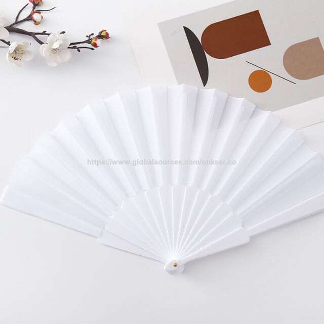 Vente en gros d'éventails pliables à main portables en tissu de couleur unie en plastique de 23 cm pour fournitures de spectacles de danse