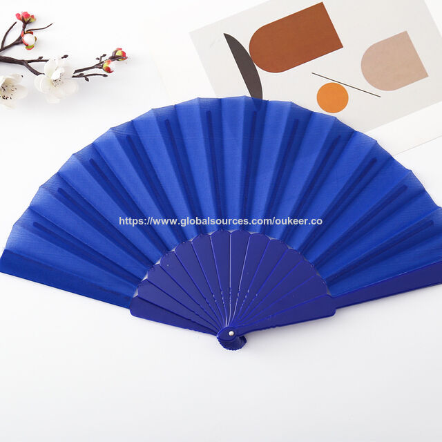 Vente en gros d'éventails pliables à main portables en tissu de couleur unie en plastique de 23 cm pour fournitures de spectacles de danse