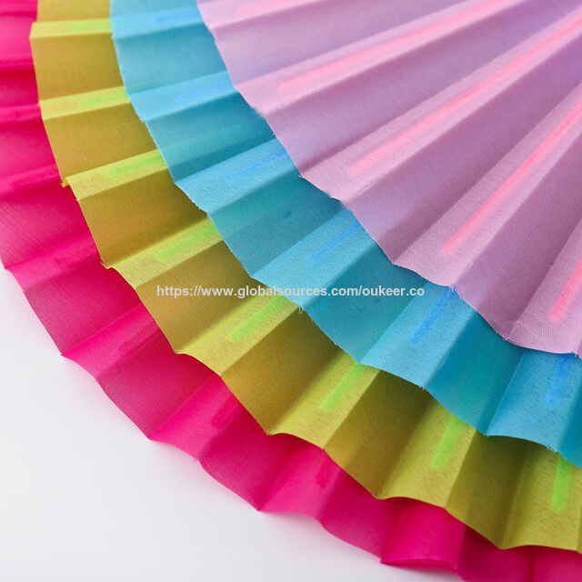 Vente en gros d'éventails pliables à main portables en tissu de couleur unie en plastique de 23 cm pour fournitures de spectacles de danse