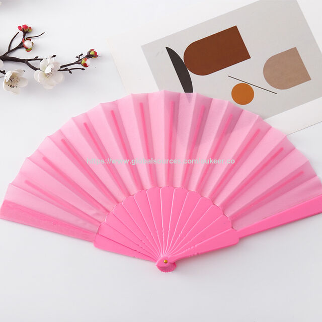 Vente en gros d'éventails pliables à main portables en tissu de couleur unie en plastique de 23 cm pour fournitures de spectacles de danse