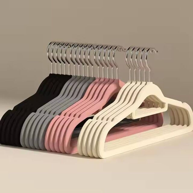 Perchas de Terciopelo para Niños de Venta Caliente, Negras, Antideslizantes, con Ganchos Dorados, Resistentes, para Trajes de Hombre, Perchas de Plástico Flock para Ropa