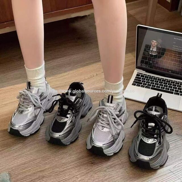 Modische schwarze sportliche Freizeitschuhe mit dicker Sohle, gestapeltem Absatz, Frühling, Sommer, Herbst, neuer Fabrik-Großhandel, sportliche Damenschuhe mit dicker Sohle
