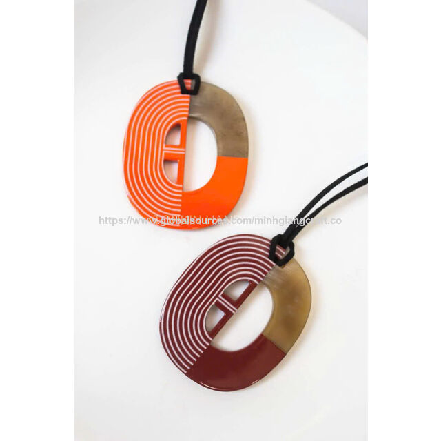 Pendentifs laqués pour femmes fabriqués à la main au Vietnam, breloques en corne de forme personnalisable pour les fêtes de mariage, accessoires de mode en vente chaude