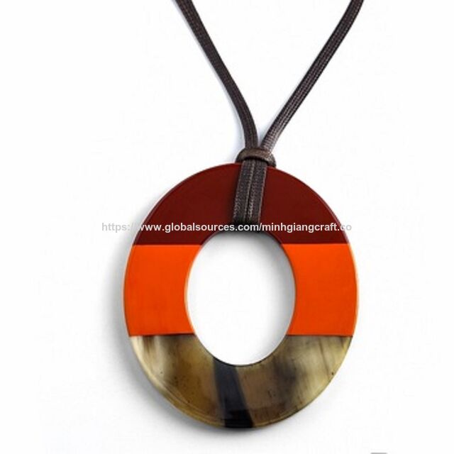 Pendentifs laqués pour femmes fabriqués à la main au Vietnam, breloques en corne de forme personnalisable pour les fêtes de mariage, accessoires de mode en vente chaude