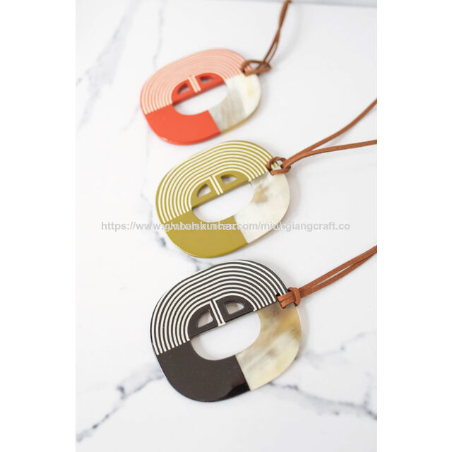 Pendentifs laqués pour femmes fabriqués à la main au Vietnam, breloques en corne de forme personnalisable pour les fêtes de mariage, accessoires de mode en vente chaude