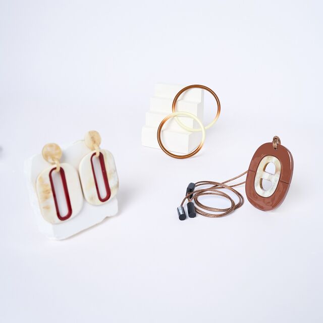 Pendentifs en laque artisanaux du Vietnam, forme personnalisable, breloques en corne pour fêtes de mariage, accessoires de mode en vente chaude