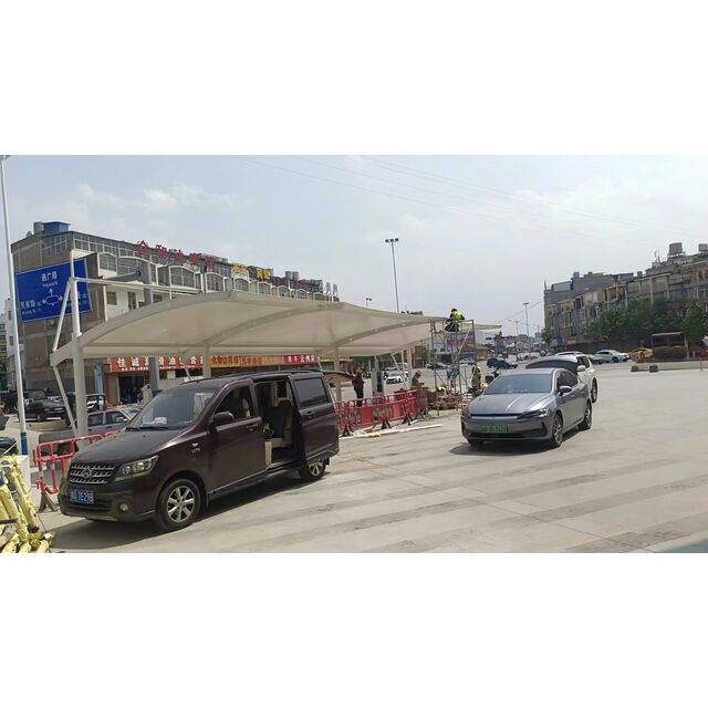 PKW-Parkplatzüberdachung mit Zugmembrankonstruktion, PVC-Stahl-Sonnenschutzisolierung, Ladeparkplatzüberdachung mit 15 Jahren Garantie