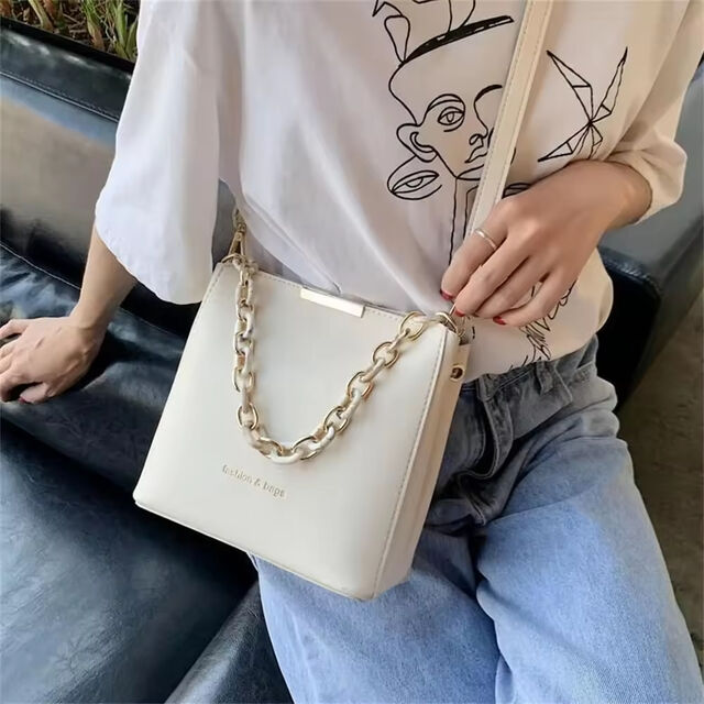 حقيبة دلو ترفيهية فاخرة للنساء، حقيبة يد بسلسلة عصرية، حقائب كروس متعددة الاستخدامات، حقيبة كتف مربعة صغيرة من جلد البولي يوريثان للسيدات