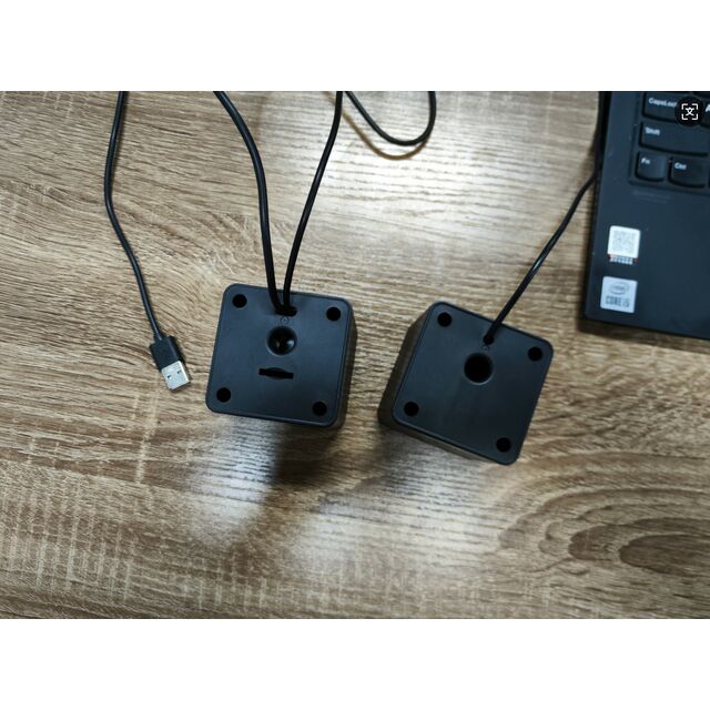 Haut-parleur 2.0 avec un seul câble USB 2.0 pour les données et l'alimentation tout-en-un, puissance de 2x3W, alimenté par bus USB