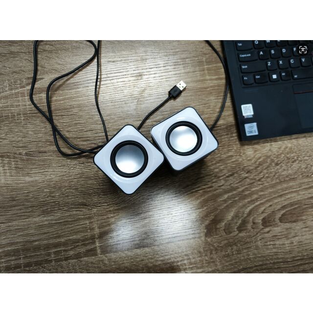 Haut-parleur 2.0 avec un seul câble USB 2.0 pour les données et l'alimentation tout-en-un, puissance de 2x3W, alimenté par bus USB