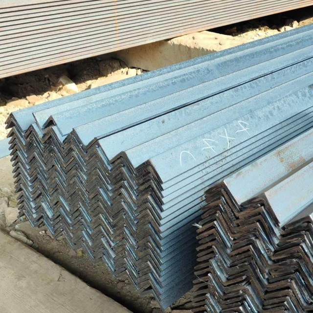 Q235 ASTM A36 EN10025 Verzinkte gleichschenklige und ungleichschenklige Winkelstähle L-Profil 25x25 50x50 für Industriebau, Biegen, Schweißen