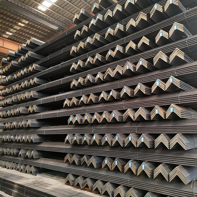 Q235 ASTM A36 EN10025 Verzinkte gleichschenklige und ungleichschenklige Winkelstähle L-Profil 25x25 50x50 für Industriebau, Biegen, Schweißen