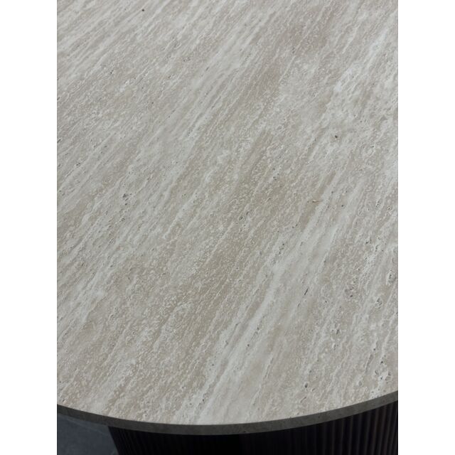 Mesa de jantar oval com listras verticais e pernas redondas, com uma luxuosa estrutura retrô de grão de madeira e um tampo de laje de pedra de grande porte