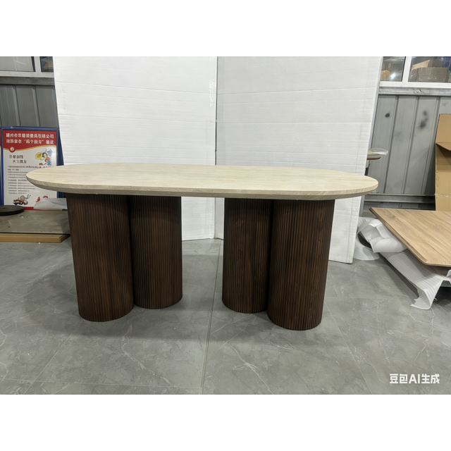 Mesa de jantar oval com listras verticais e pernas redondas, com uma luxuosa estrutura retrô de grão de madeira e um tampo de laje de pedra de grande porte