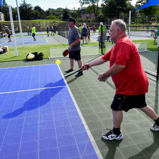 Tragbarer PP-Pickleballplatz-Bodenbelag für den Garten, ineinandergreifende, gefederte Sportplatz-Kunststofffliesen für Pickleball ASF