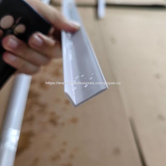 تقوم الشركة المصنعة بإنتاج شريط حواف ABS على شكل حرف L وشريط حواف PVC على شكل حرف L.