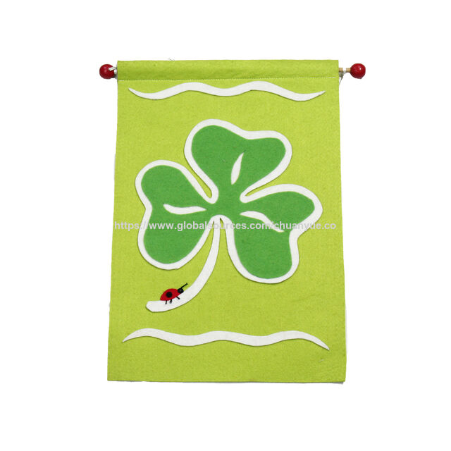 Individuell gefertigte dekorative Monogramm-Handschwenkfahne mit St. Patrick's Day-Logo