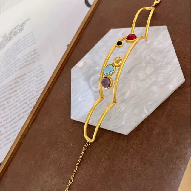Pulsera Ancha Hueca de Piedras Preciosas Coloridas - Accesorio de Mujer de Alta Gama con Estilo Étnico Retro Artístico