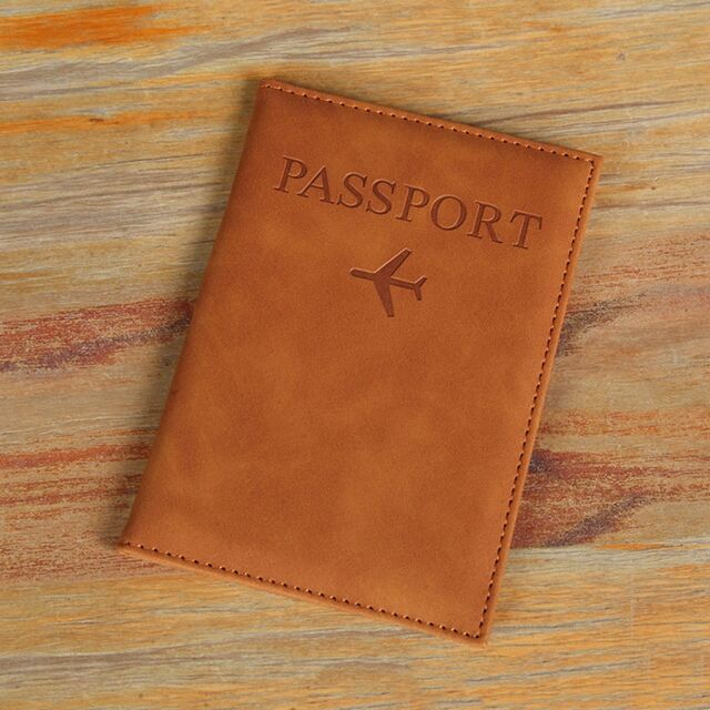 Nouvelle couverture de protection de passeport populaire, clip de passeport en PU, clip de billet en stock, vente en gros, couverture de protection simple et à la mode