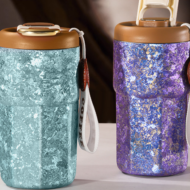 Vaso aislado de titanio puro con pantalla de temperatura inteligente, estilo de lujo de alta gama, con doble pajita para beber y vaso de café