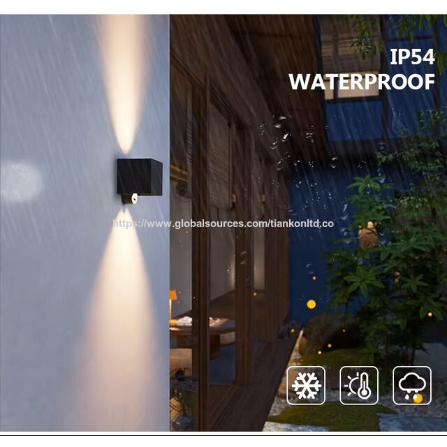 Vente en gros OEM 2.5W Rechargeable Extérieur Jardin Européen Étanche Cube Carré Réglable Décoration Jardin Lampe Murale Haut et Bas