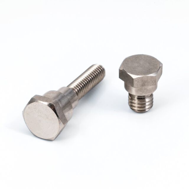 Tornillo de titanio con cabeza de brida personalizado