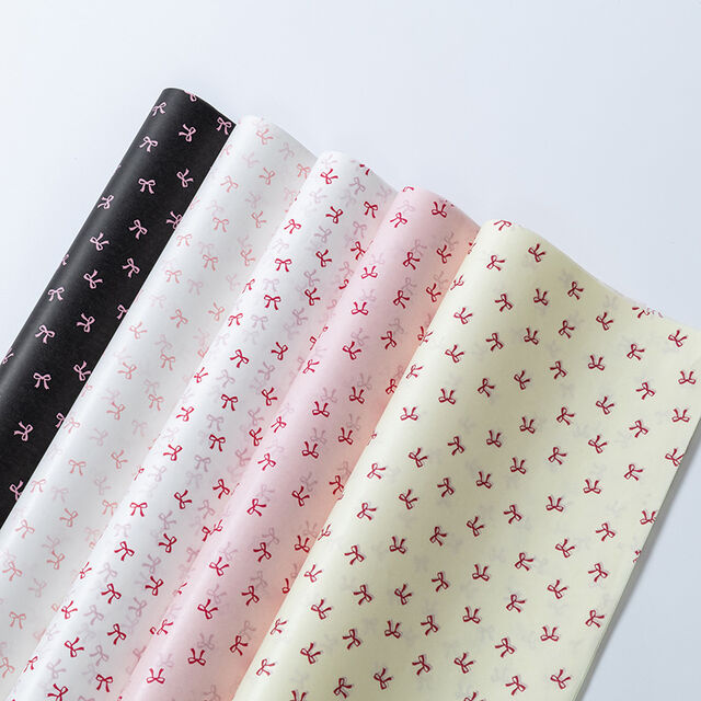 El papel de regalo tiene un tacto lujoso. El material de embalaje está adornado con lazos y hecho de papel Snow Pear.