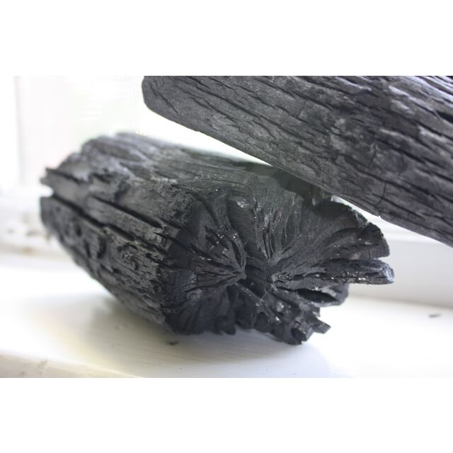 Charbon de bois dur de chêne naturel de première qualité, parfait pour les barbecues et les grillades. Prêt à l'emploi, longue durée et écologique. Prêt pour l'exportation.