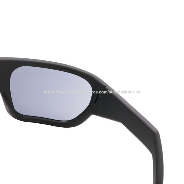 Lunettes de soleil sportives noir mat avec monture enveloppante et verres UV400, conçues pour un look épuré, moderne et inspiré de la performance.